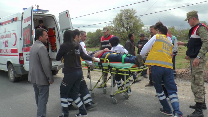 İşçileri Taşıyan Kamyonet Direğe Çarptı: 7 Yaralı