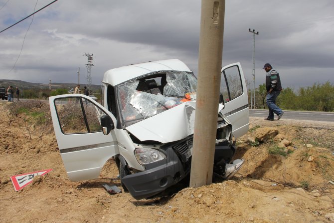 İşçileri Taşıyan Kamyonet Direğe Çarptı: 7 Yaralı