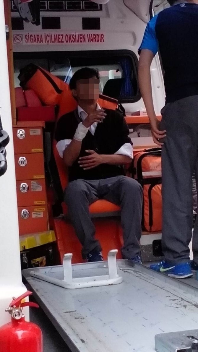 Lise Öğrencileri Arasında Bıçaklı Kavga: 3 Yaralı