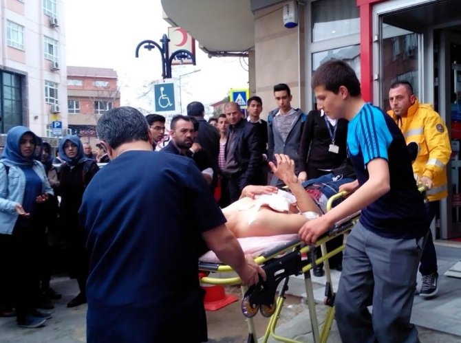 Lise Öğrencileri Arasında Bıçaklı Kavga: 3 Yaralı