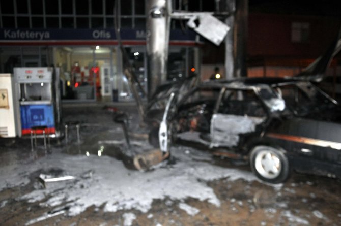 Otomobil Lpg Pompasına Çarptı