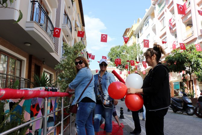 23 Nisan İçin Sokağı Kırmızı Beyaz Renklerle Donattılar