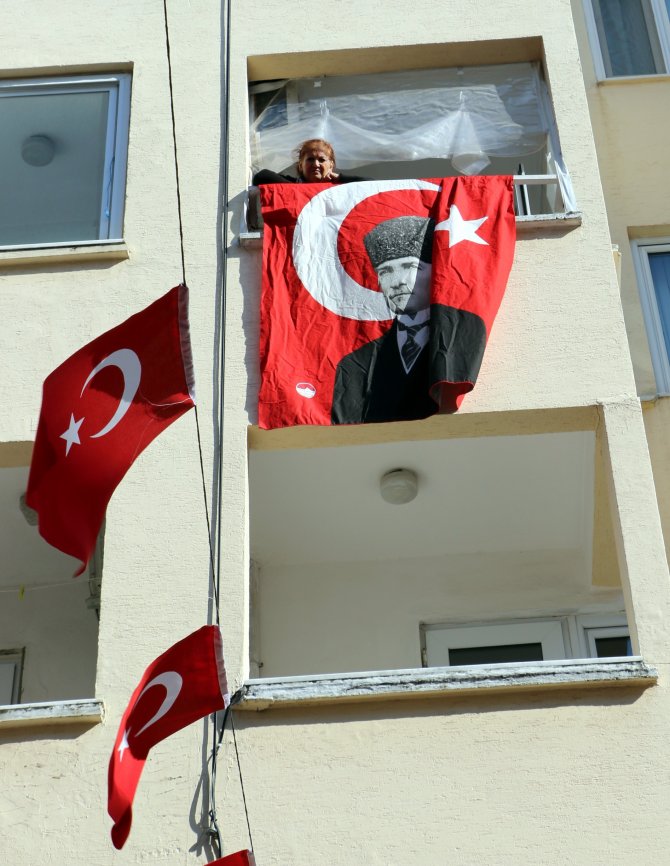 23 Nisan İçin Sokağı Kırmızı Beyaz Renklerle Donattılar