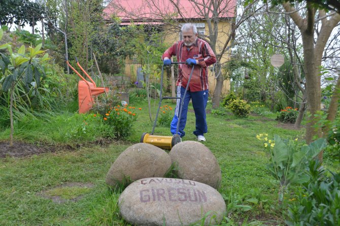 Bahçesini Yurdun Dört Bir Yanından Taşlarla Süslüyor