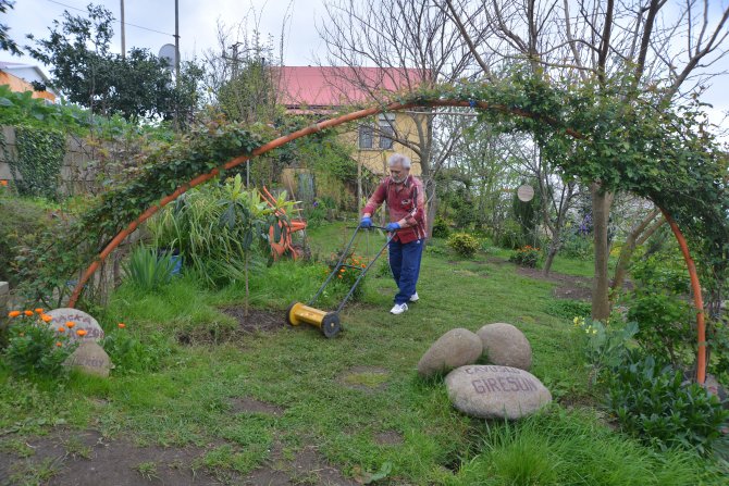 Bahçesini Yurdun Dört Bir Yanından Taşlarla Süslüyor