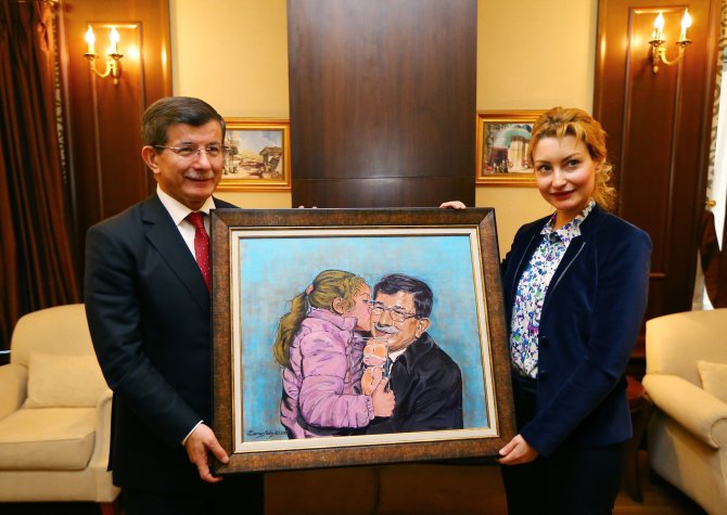 Başbakan Davutoğlu'na Portresi Hediye Edildi