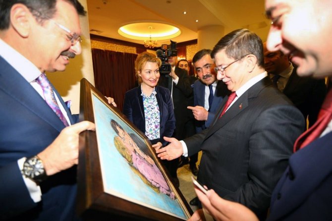 Başbakan Davutoğlu'na Portresi Hediye Edildi