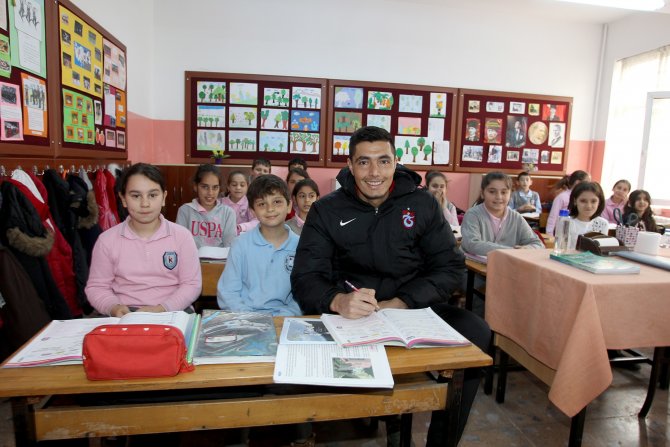 Cardozo Minik Öğrencinin Seçim Vaadini Gerçekleştirdi