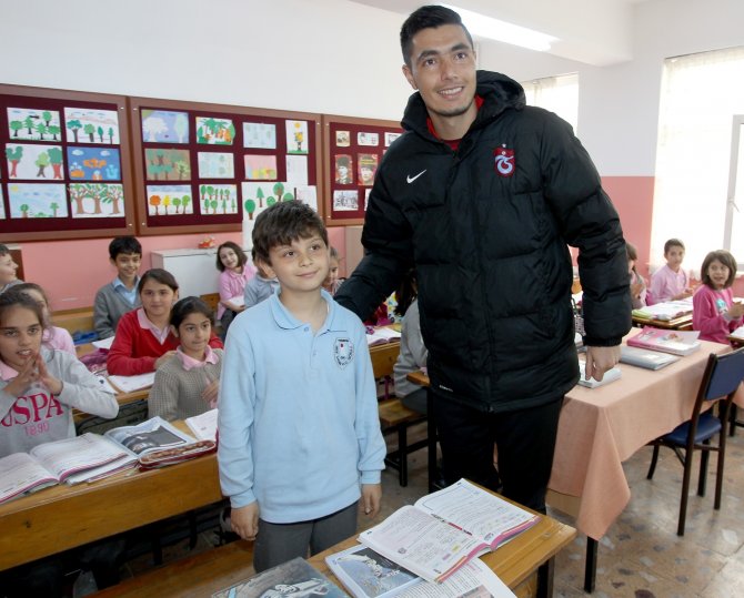 Cardozo Minik Öğrencinin Seçim Vaadini Gerçekleştirdi