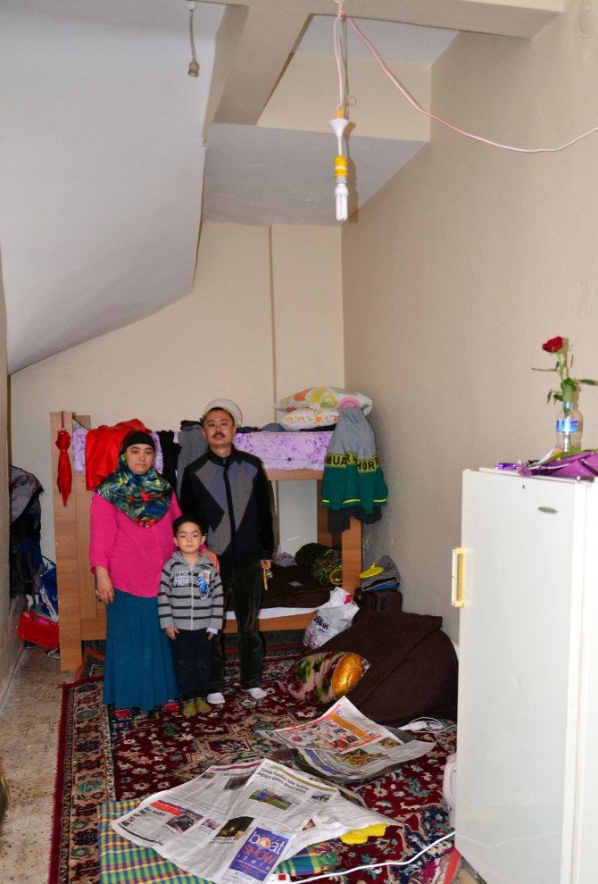 Çin'den Kaçarak Manisa'ya Sığınan Aile, Kiralık Ev İstiyor