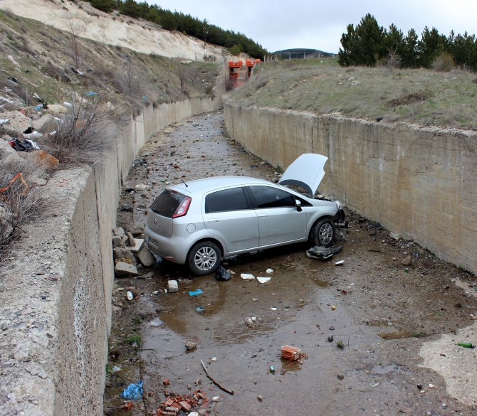 Kanala Düşen Otomobilin Sürücüsü Yaralandı
