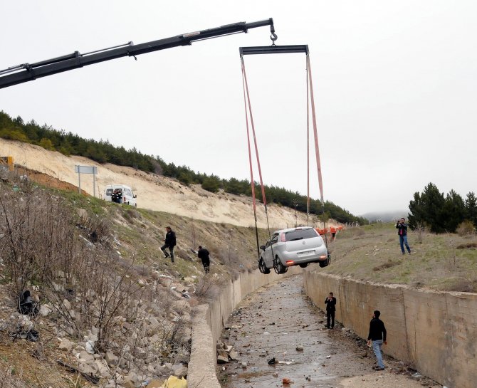 Kanala Düşen Otomobilin Sürücüsü Yaralandı