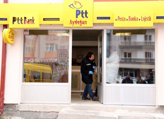 Kar Maskeli Soyguncu 10 Bin Lirayı Bıraktı Bozuk Paraları Aldı