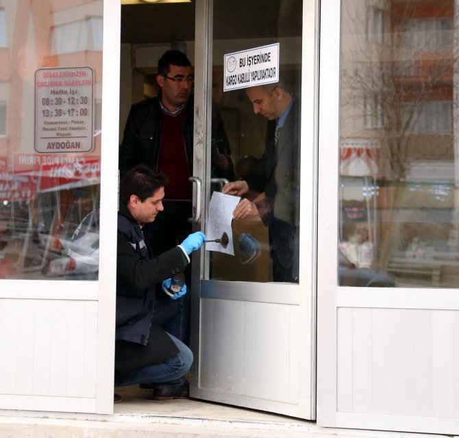 Kar Maskeli Soyguncu 10 Bin Lirayı Bıraktı Bozuk Paraları Aldı