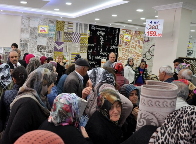 Kırıkkale'de Bedava Halı İzdihamı