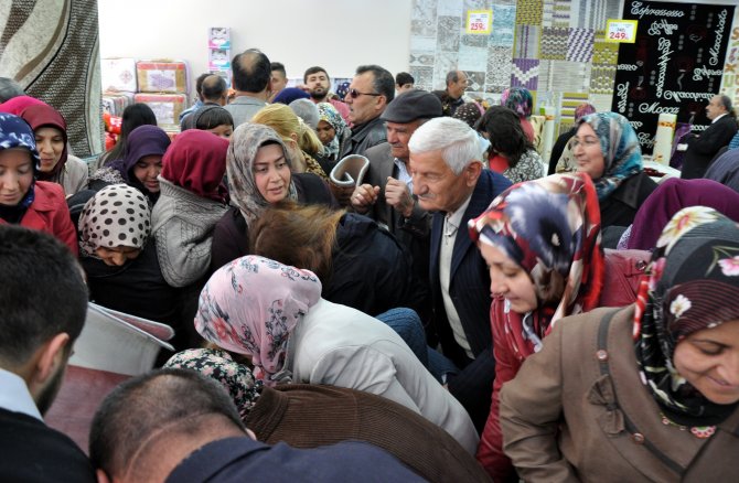 Kırıkkale'de Bedava Halı İzdihamı