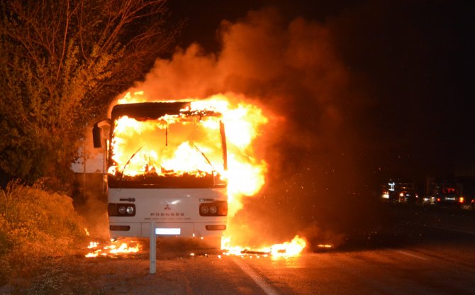 Aydın'da Yolcu Otobüsü Yandı