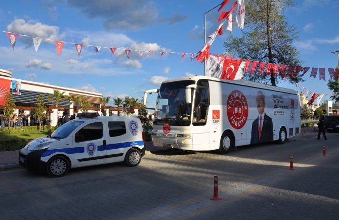 Chp Seçim Otobüsüne Taşlı Saldırı