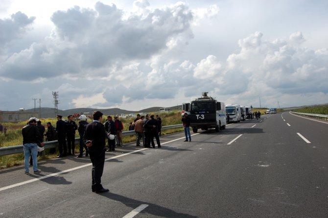 Mahallerine İmar İsteyen Grup, Şanlıurfa-mardin Karayolunda Eylem Yaptı