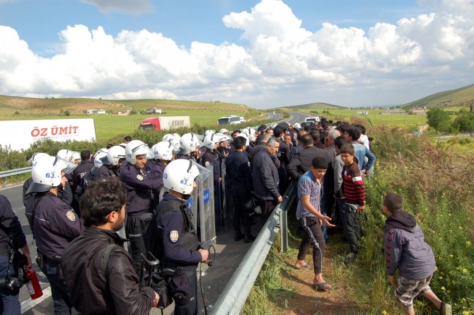 Mahallerine İmar İsteyen Grup, Şanlıurfa-mardin Karayolunda Eylem Yaptı