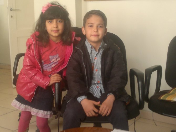 Rüzgar Savurdu, O Bayrağı Öperek Saygısını Gösterdi