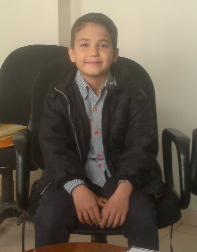 Rüzgar Savurdu, O Bayrağı Öperek Saygısını Gösterdi