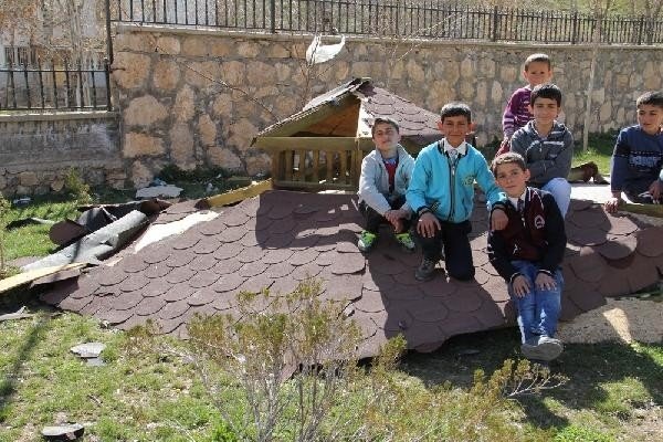 Van'da Fırtına Çatıları Uçurdu