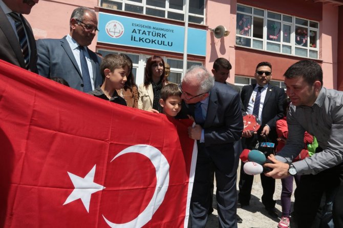 Bayrağı Öpen Kız Çocuğuna Vali'den Anlamlı Hediye