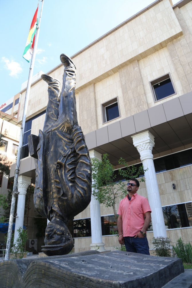 Bu Heykeltıraşın Eserlerini Kırıyorlar