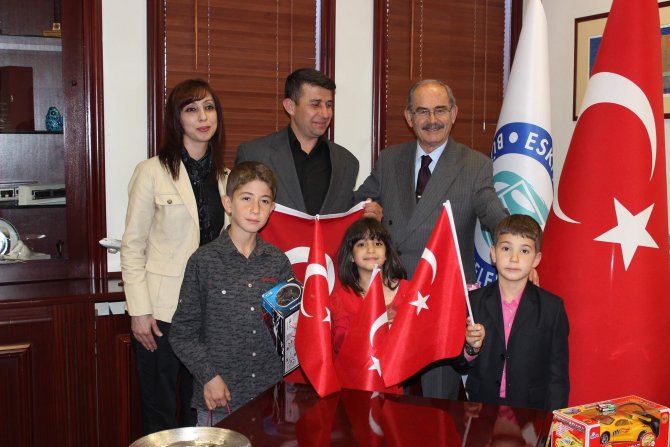 Büyükerşen Bayrağı Öpen Çocuğa Ve Ailesine Türk Bayrağı Hediye Etti