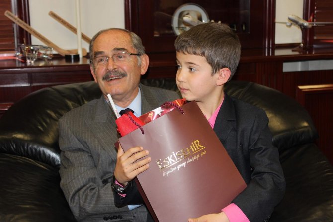 Büyükerşen Bayrağı Öpen Çocuğa Ve Ailesine Türk Bayrağı Hediye Etti