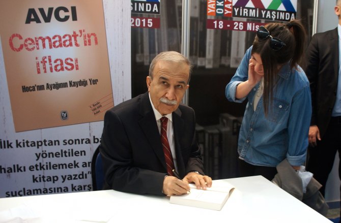 Eski Emniyet Müdürü Avcı, Kitaplarını İmzaladı