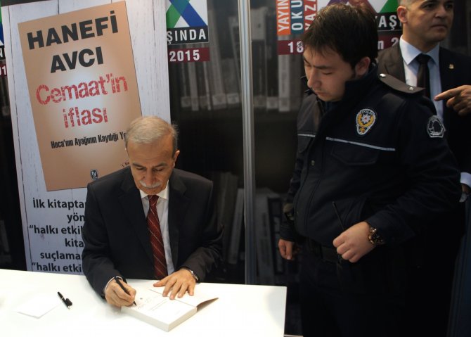 Eski Emniyet Müdürü Avcı, Kitaplarını İmzaladı