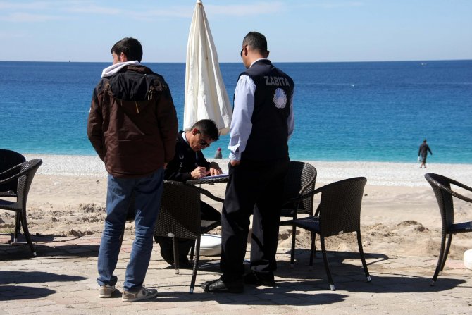 Fethiye'de Yıkım Kararı Alınan Platform, Plajdan Kaldırıldı