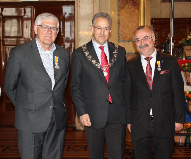 Hollanda’da 6 Türke Kraliyet Nişanı Verildi