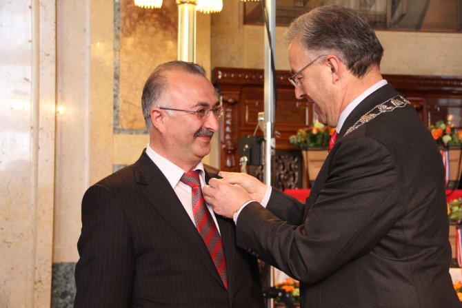 Hollanda’da 6 Türke Kraliyet Nişanı Verildi