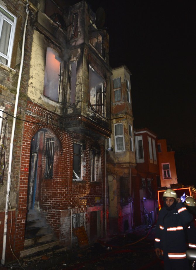 İstanbul'da Metruk Bina Yangını