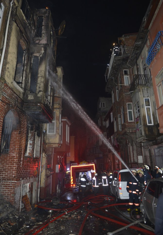 İstanbul'da Metruk Bina Yangını