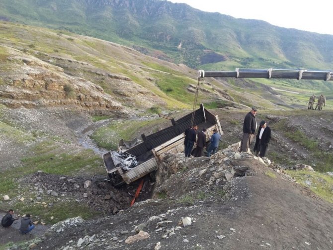 Şırnak’ta Şarampole Yuvarlanan Tırın Sürücüsü Öldü