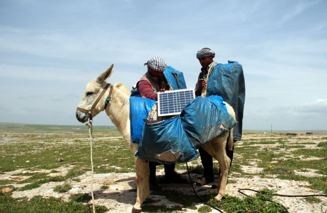 Telefonun Şarjı Eşek Sırtındaki Güneş Panelinden