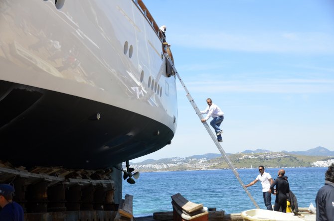 Yapımı 8 Yıl Süren Lüks Tekne Denizle Buluştu