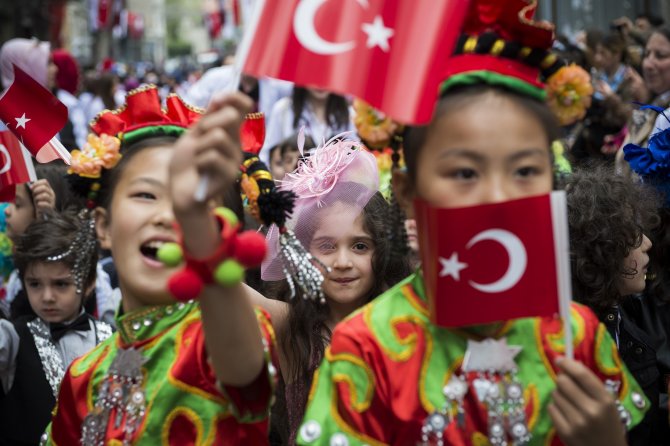 Beyoğlu'nda "23 Nisan" Yürüyüşü