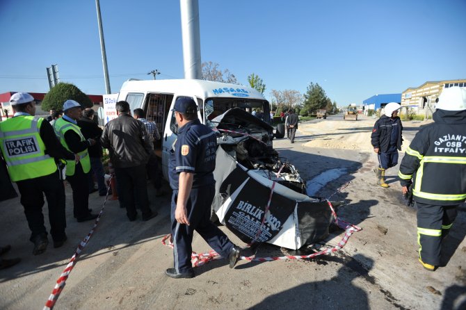 Gaziantep'te Servis Otobüsüyle Minibüs Çarpıştı: 29 Yaralı