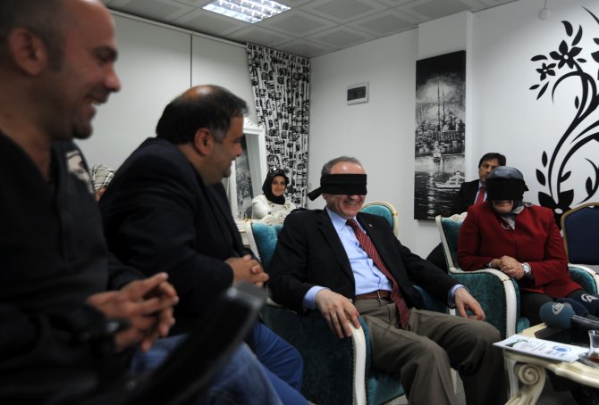 Milletvekili Adaylarının Gözlerine Empati İçin Siyah Bant