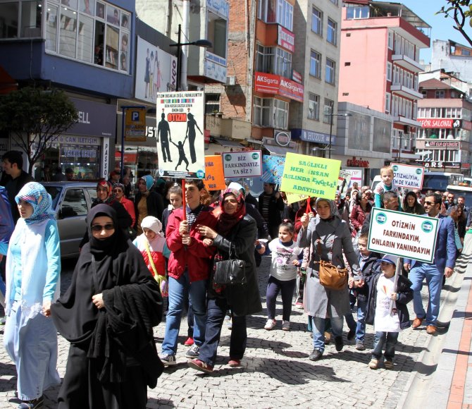 Otizmli Çocuklar İçin Tulum Eşliğinde Yürüdüler