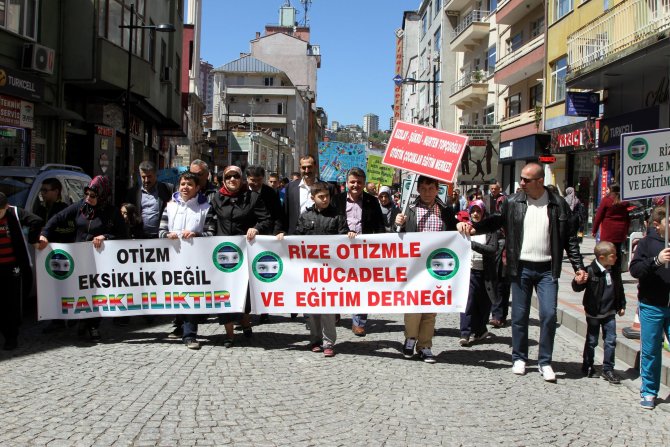 Otizmli Çocuklar İçin Tulum Eşliğinde Yürüdüler