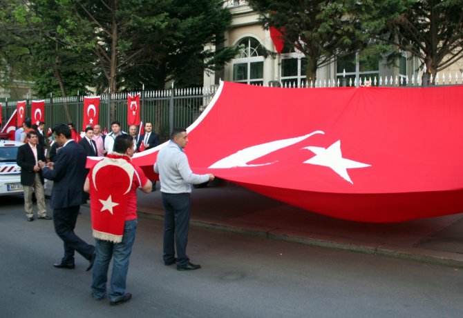 Türkiye'nin Budapeşte Büyükelçiliği Önünde Nöbet