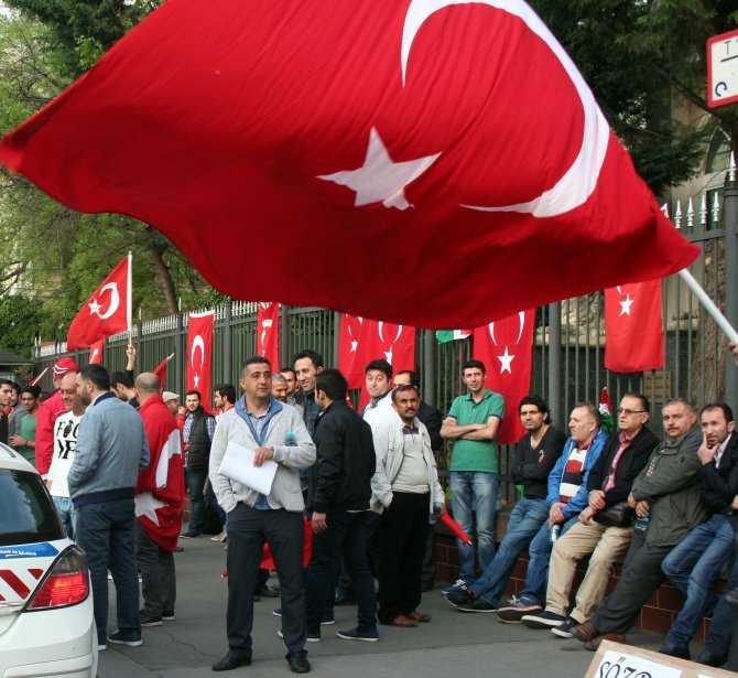 Türkiye'nin Budapeşte Büyükelçiliği Önünde Nöbet