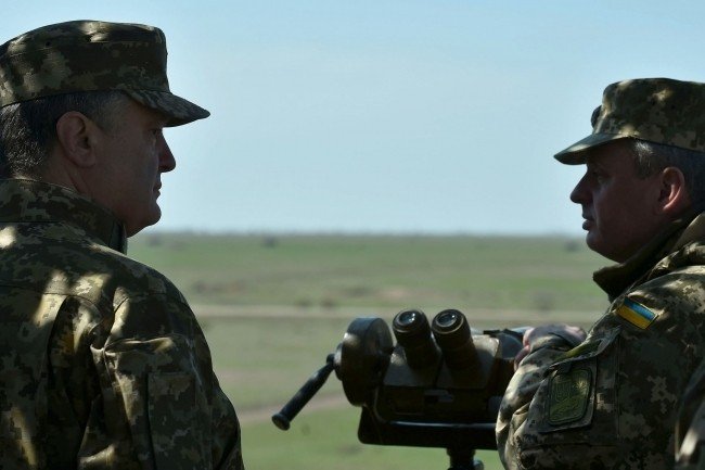 Ukrayna Devlet Başkanı Petro Poroşenko, Askeri Tatbikatı İzledi