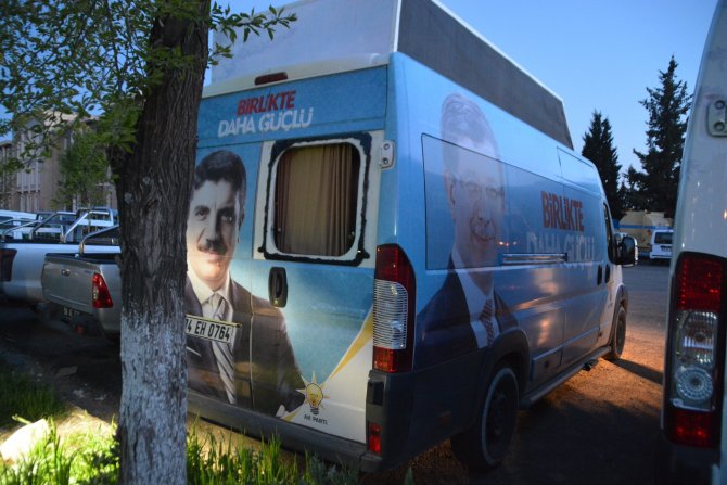 -Ak Parti Genel Başkan Yardımcısı Aktay'ın Seçim Minibüsüne Saldırı